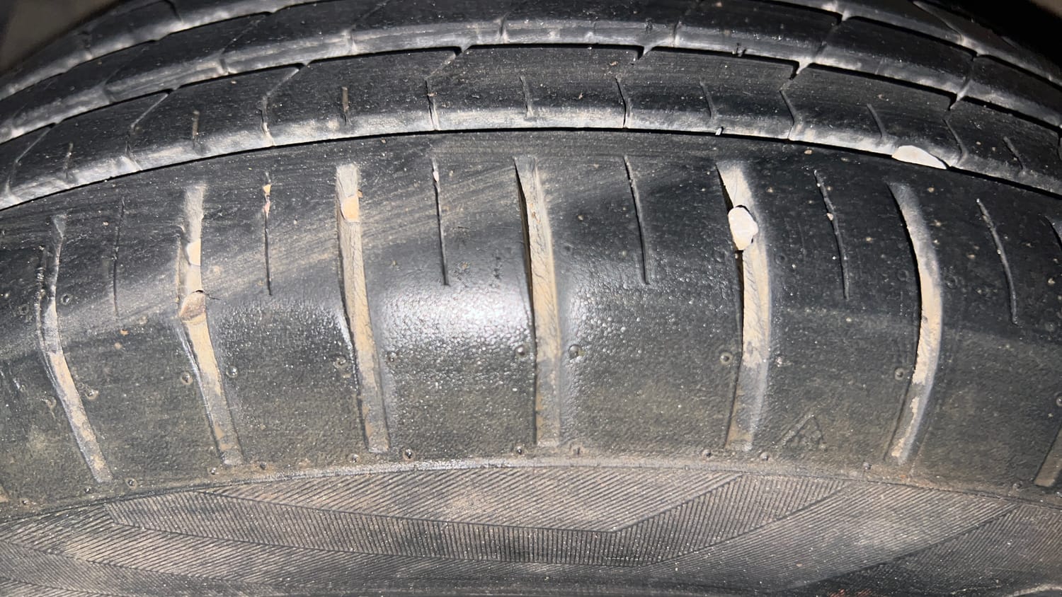 Used 2018 Maruti Suzuki Swift ZXi AMT Petrol Automatic tyres LEFT FRONT TYRE TREAD VIEW