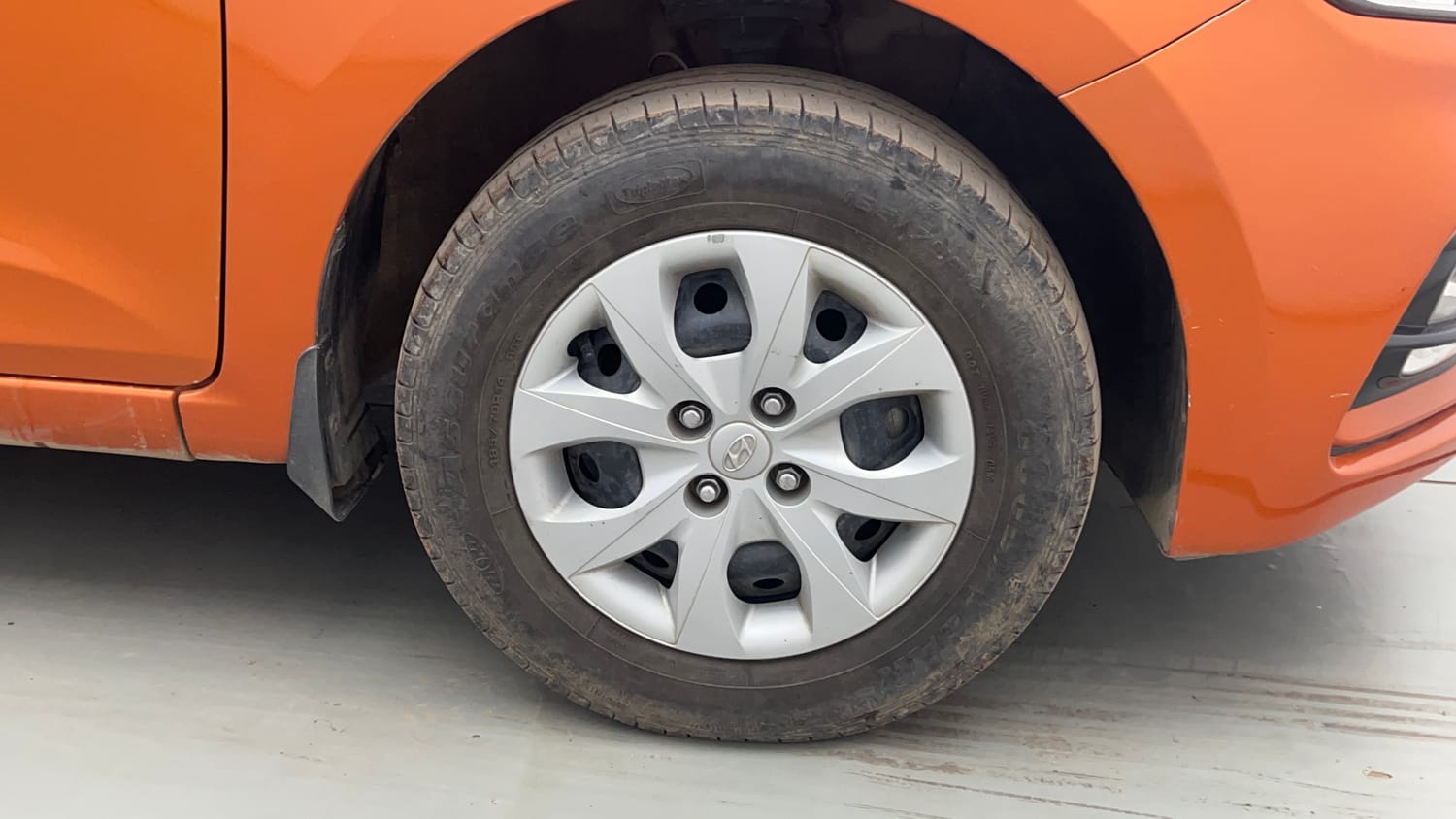 Used 2018 Hyundai Elite i20 Sportz 1.2 Petrol Manual tyres RIGHT FRONT TYRE RIM VIEW