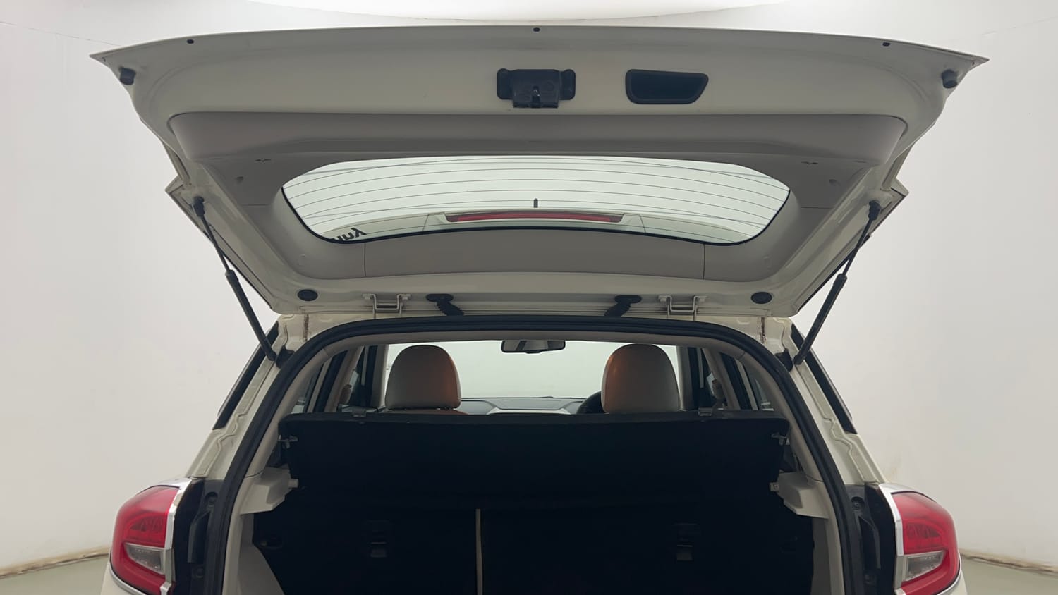 Used 2022 Mahindra XUV 300 W8 (O) 1.5 Diesel Diesel Manual interior DICKY DOOR OPEN VIEW