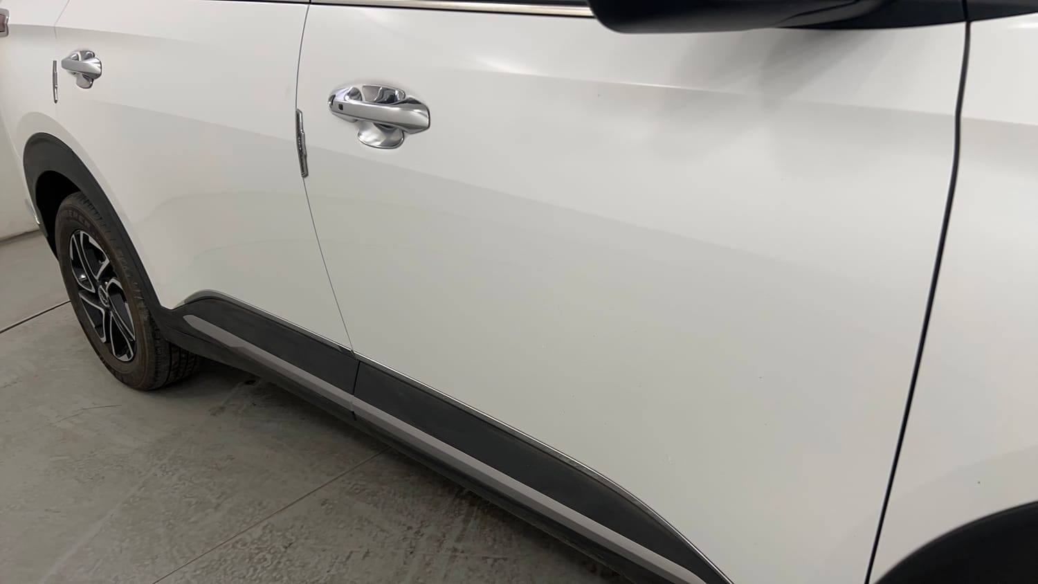 Used 2023 Kia Carens Luxury Plus 1.4 Petrol 7 STR Petrol Manual dents MINOR SCRATCH