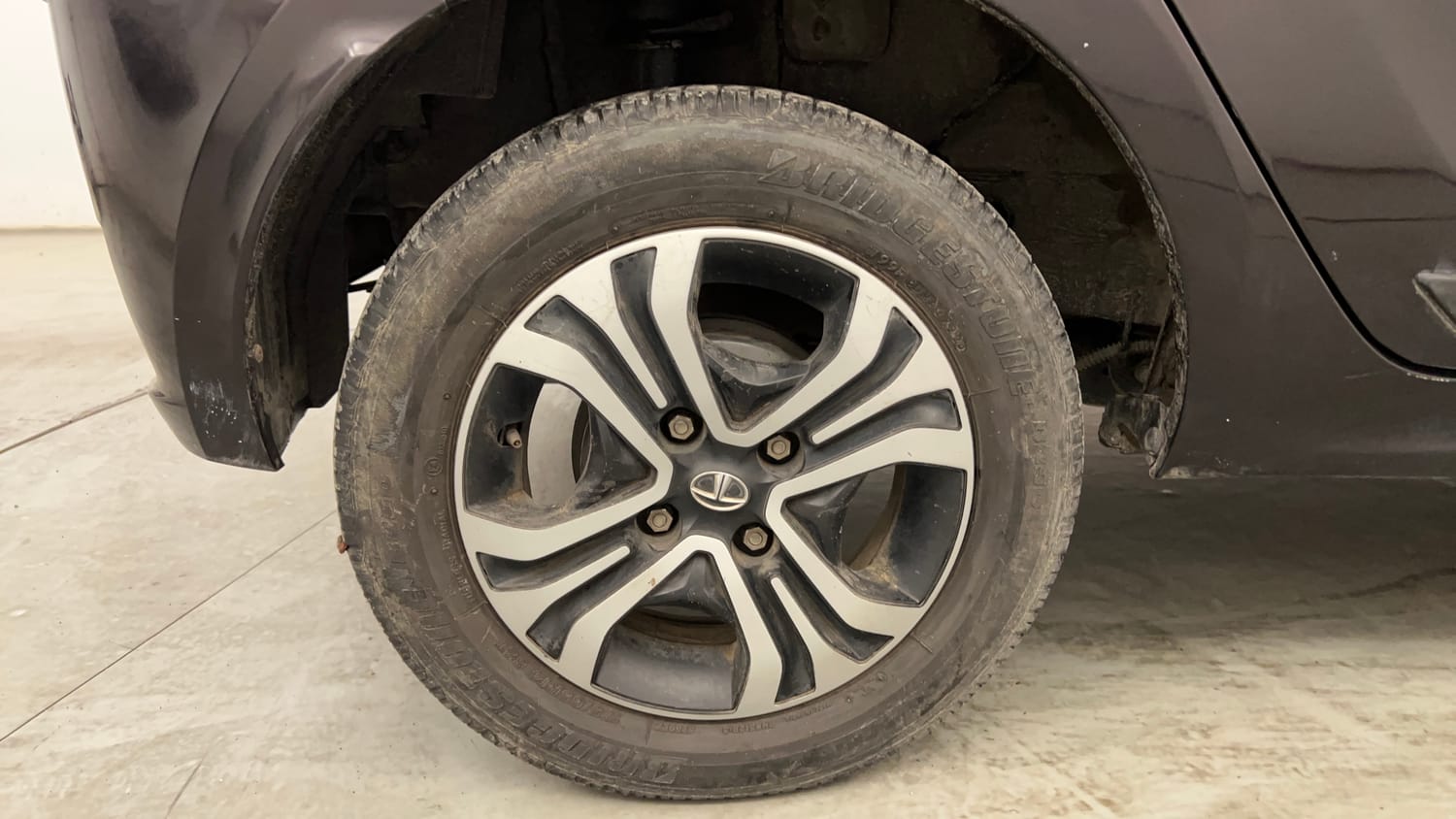 Used 2022 Tata Tiago XT CNG Cng Manual tyres RIGHT REAR TYRE RIM VIEW