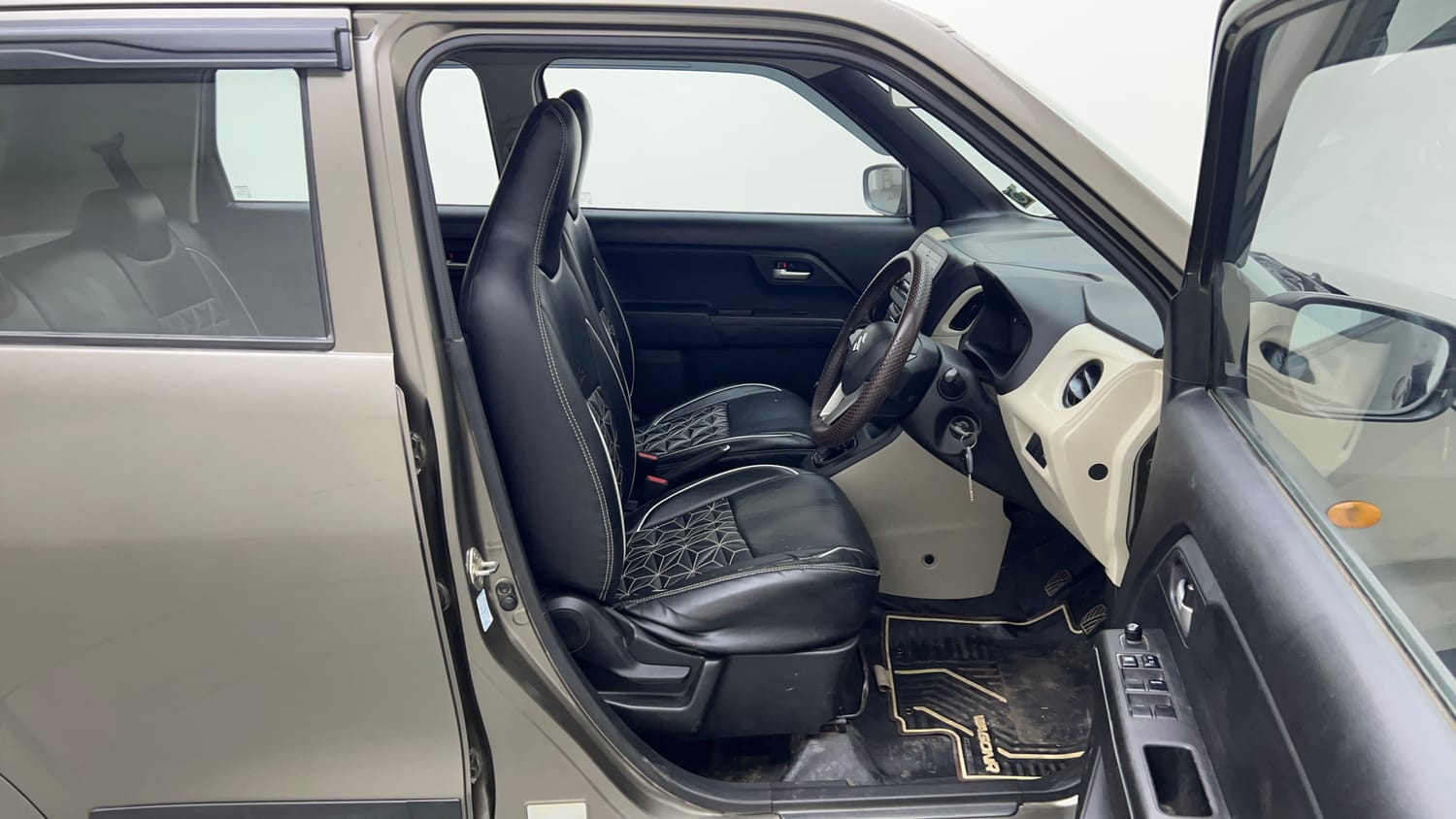 Used 2019 Maruti Suzuki Wagon R 1.0 VXi 1.0 Petrol Manual interior RIGHT SIDE FRONT DOOR CABIN VIEW