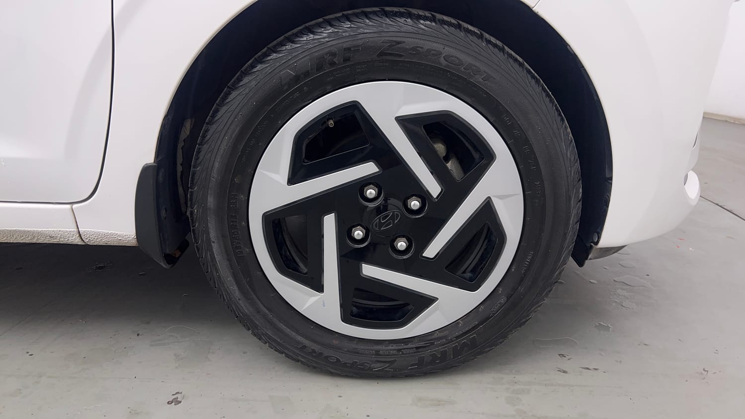 Used 2023 Hyundai Grand i10 Nios Sportz 1.2 Kappa VTVT Petrol Manual tyres RIGHT FRONT TYRE RIM VIEW