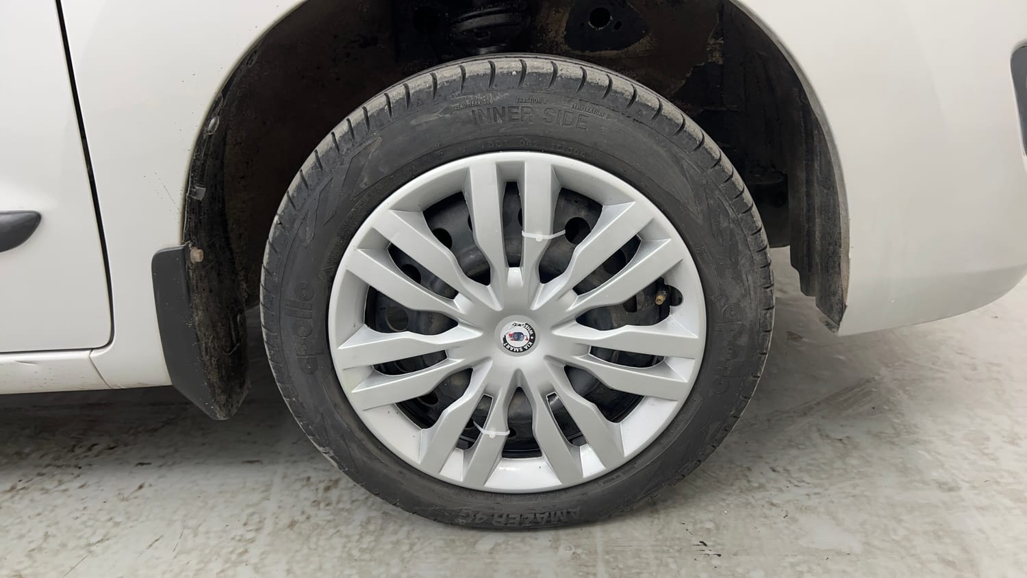 Used 2014 Maruti Suzuki Wagon R VXI Petrol Manual tyres RIGHT FRONT TYRE RIM VIEW