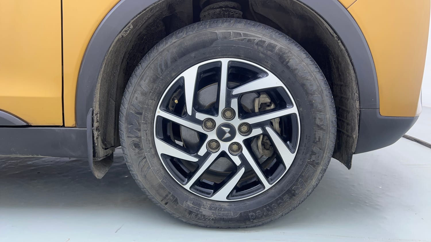 Used 2023 Mahindra XUV 300 TurboSport W8 Petrol Manual tyres RIGHT FRONT TYRE RIM VIEW