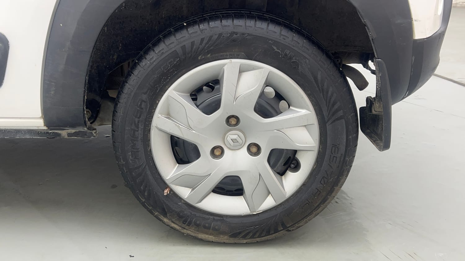 Used 2020 Renault Kwid RXT 1.0 Opt Petrol Manual tyres LEFT REAR TYRE RIM VIEW