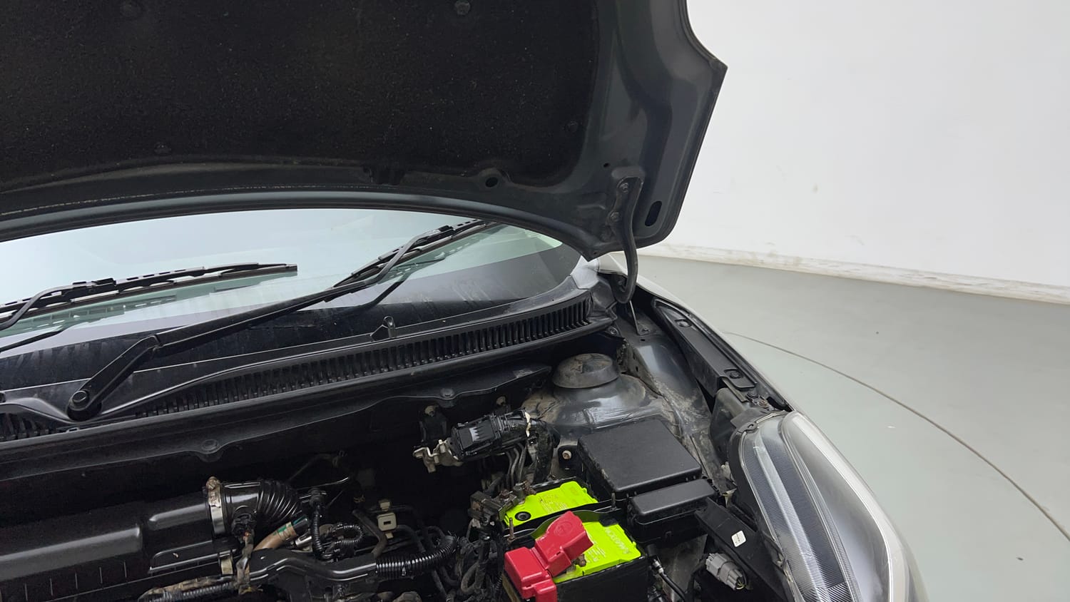 Used 2019 Maruti Suzuki Baleno Zeta Petrol Manual engine ENGINE LEFT SIDE HINGE & APRON VIEW