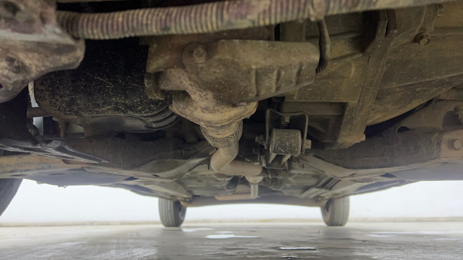 Used 2015 Hyundai i10 Sportz 1.1 iRDE2 Petrol Manual extra FRONT LEFT UNDERBODY VIEW
