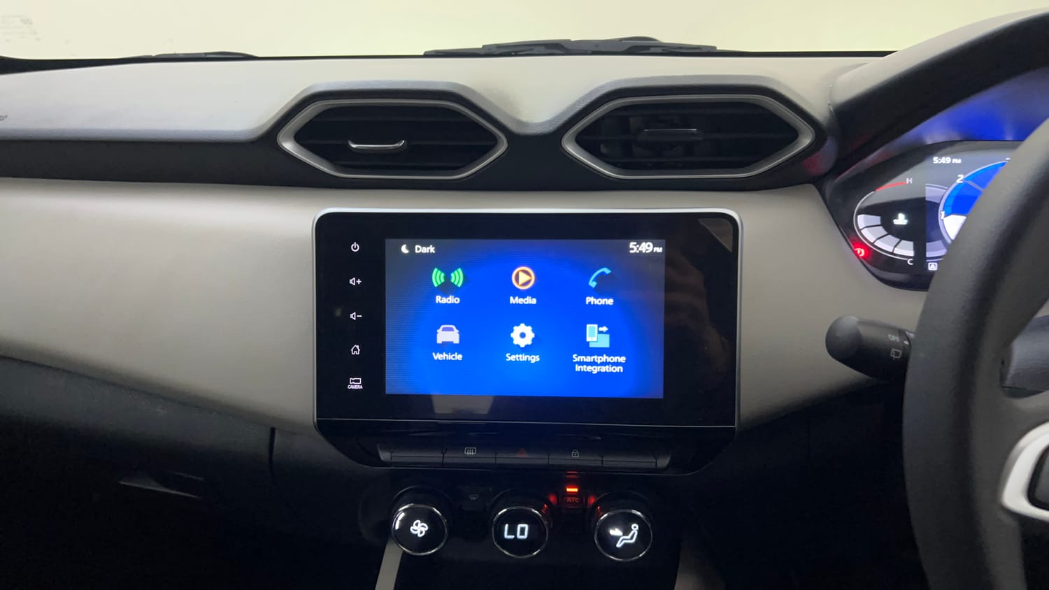 Used 2024 Nissan Magnite XV Petrol Manual top_features Touch screen infotainment system
