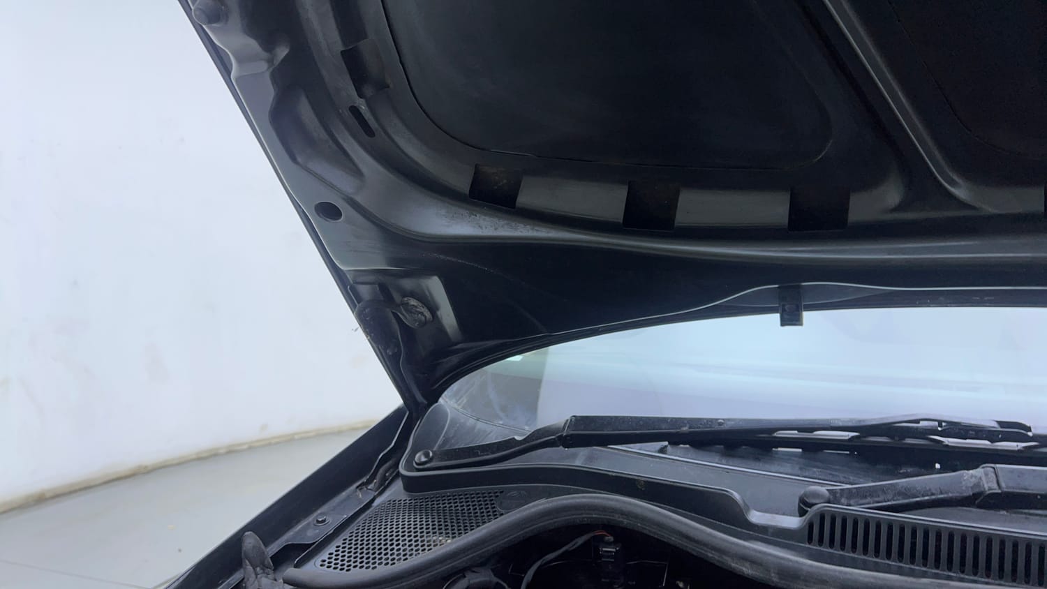 Used 2019 Volkswagen Ameo Highline Plus 1.5L (D) Diesel Manual engine ENGINE RIGHT SIDE HINGE & APRON VIEW
