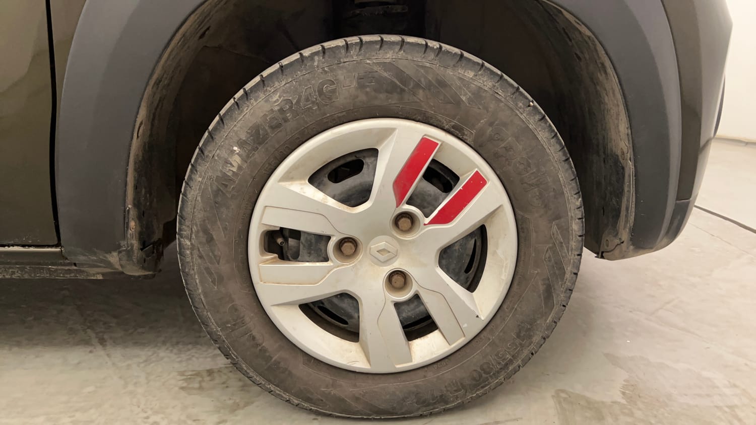 Used 2017 Renault Kwid RXL Live For More Edition Petrol Manual tyres RIGHT FRONT TYRE RIM VIEW