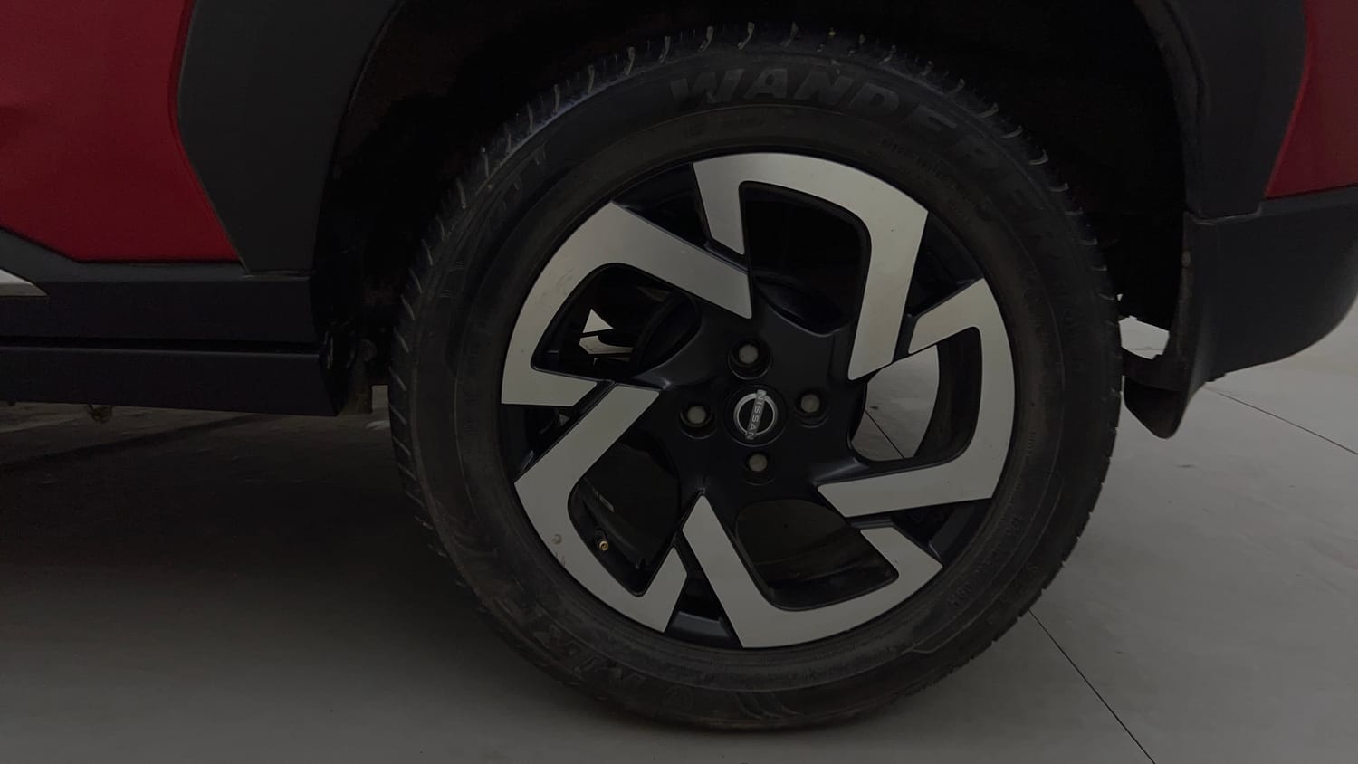 Used 2024 Nissan Magnite XV Petrol Manual tyres LEFT REAR TYRE RIM VIEW
