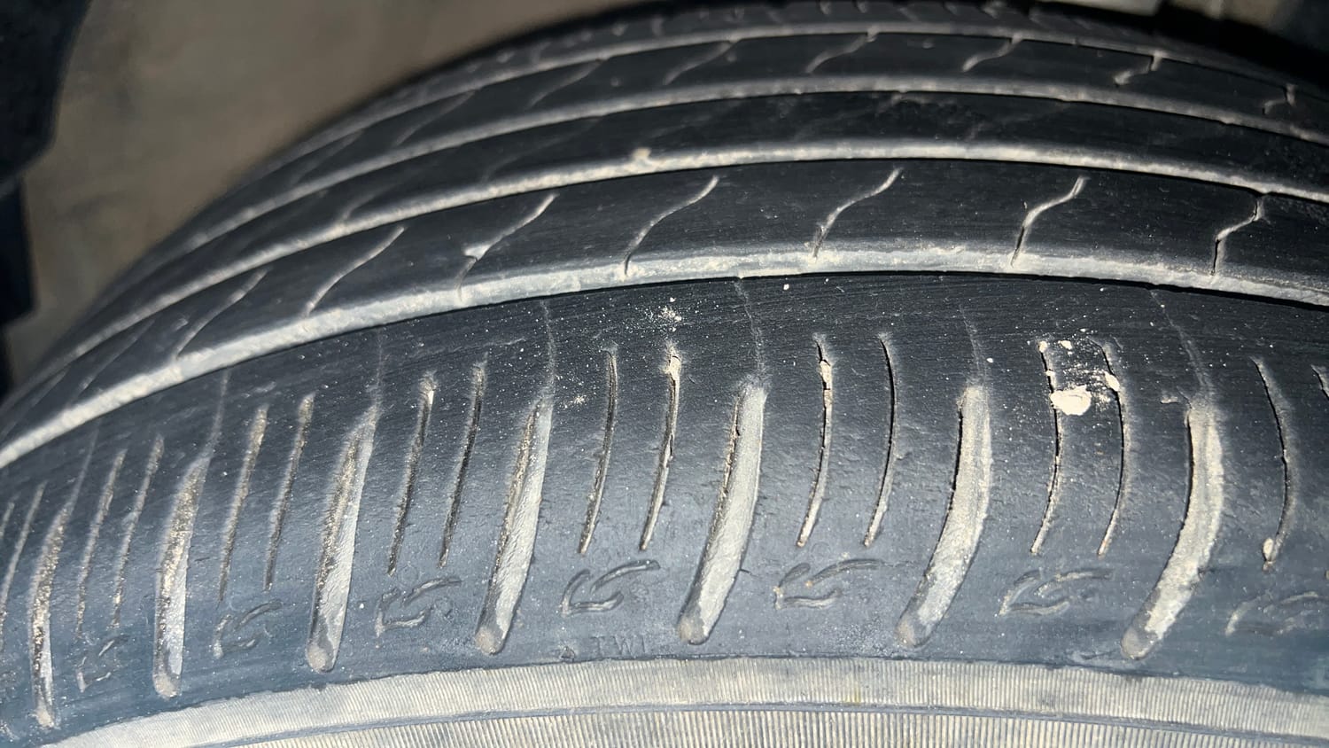 Used 2024 Kia Sonet HTK (O) 1.2 Petrol MT Petrol Manual tyres RIGHT FRONT TYRE TREAD VIEW
