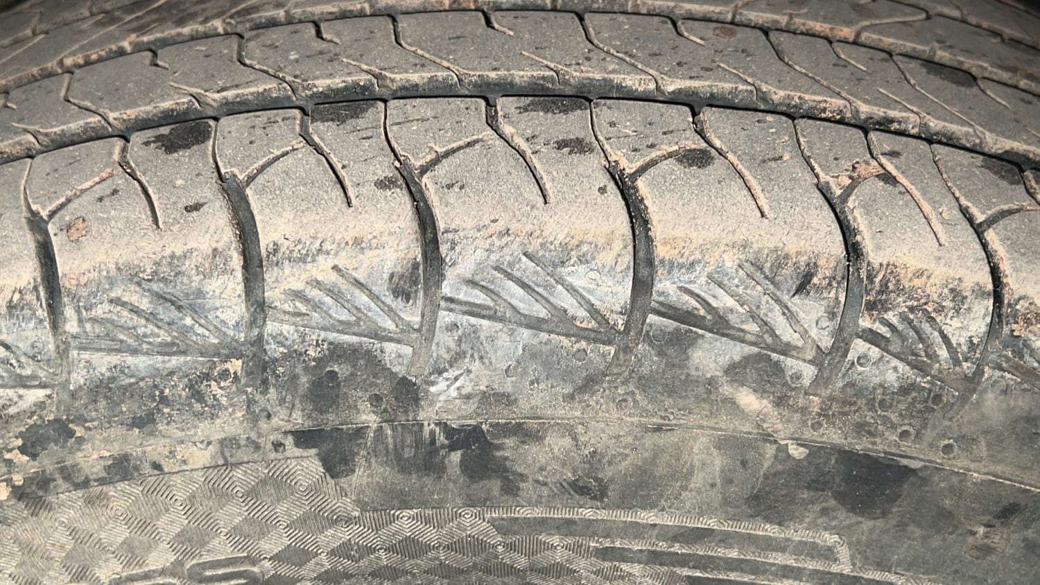 Used 2022 Mahindra XUV 300 W8 (O) 1.5 Diesel Diesel Manual tyres RIGHT FRONT TYRE TREAD VIEW