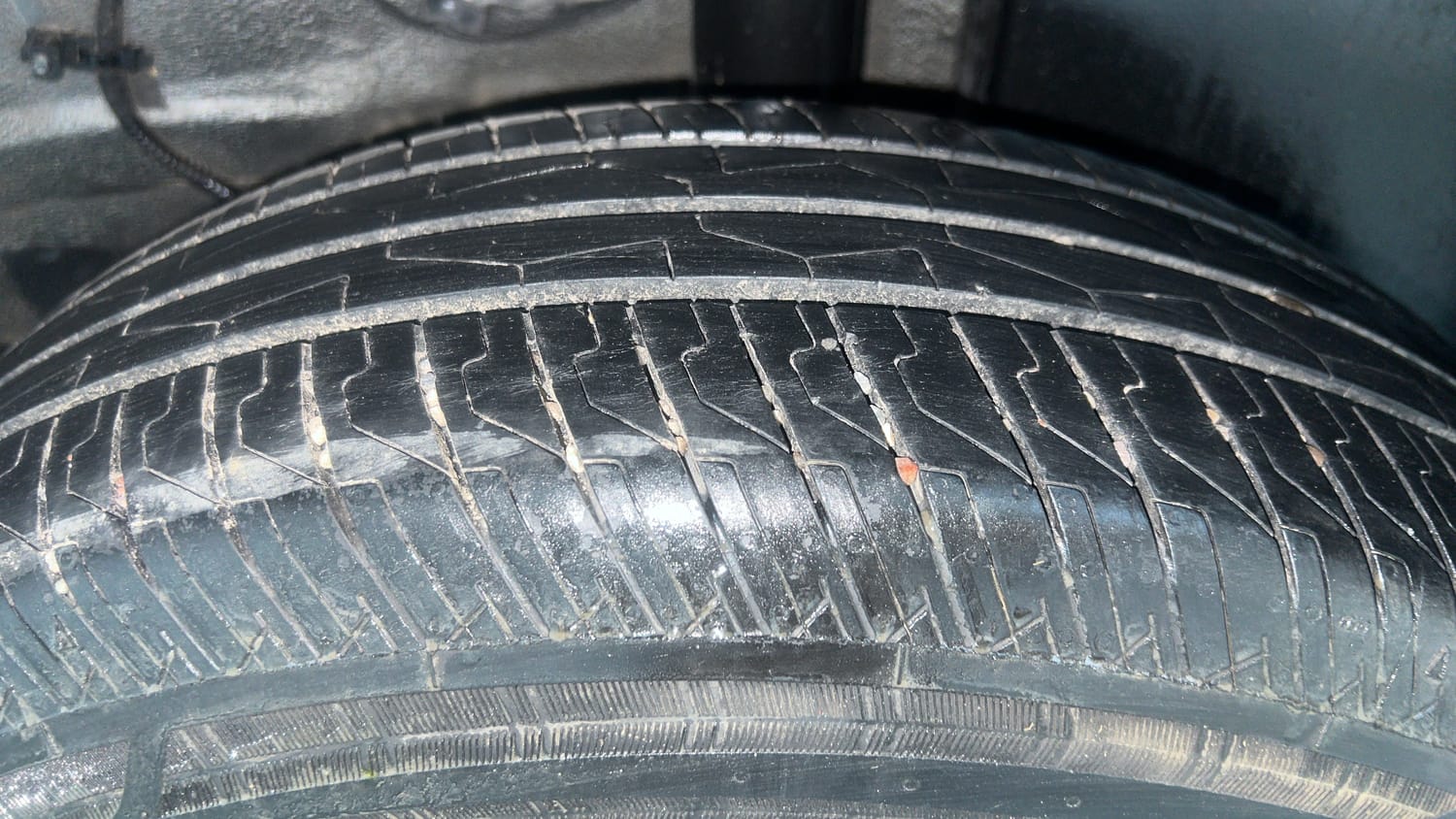 Used 2025 Tata Punch Pure MT Petrol Manual tyres LEFT REAR TYRE TREAD VIEW