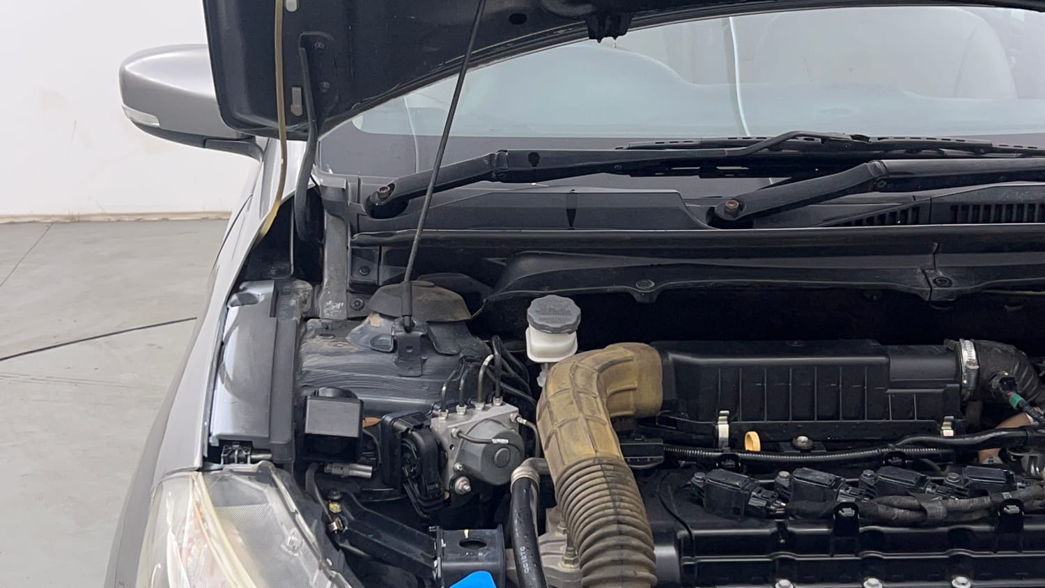 Used 2018 Maruti Suzuki Ciaz Delta Hybrid 1.5 Petrol Manual engine ENGINE RIGHT SIDE HINGE & APRON VIEW
