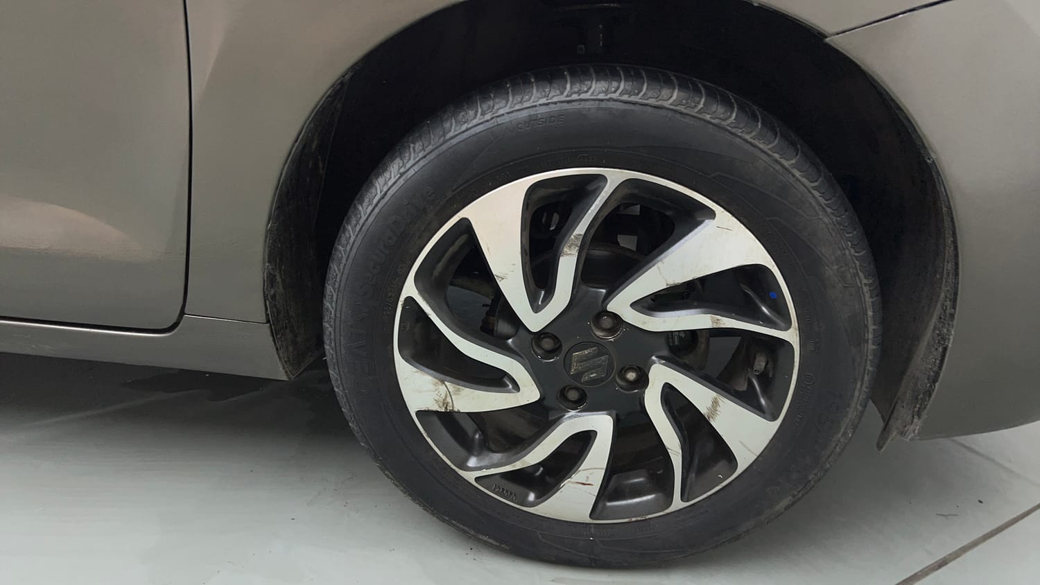 Used 2019 Maruti Suzuki Baleno Zeta Petrol Manual tyres RIGHT FRONT TYRE RIM VIEW