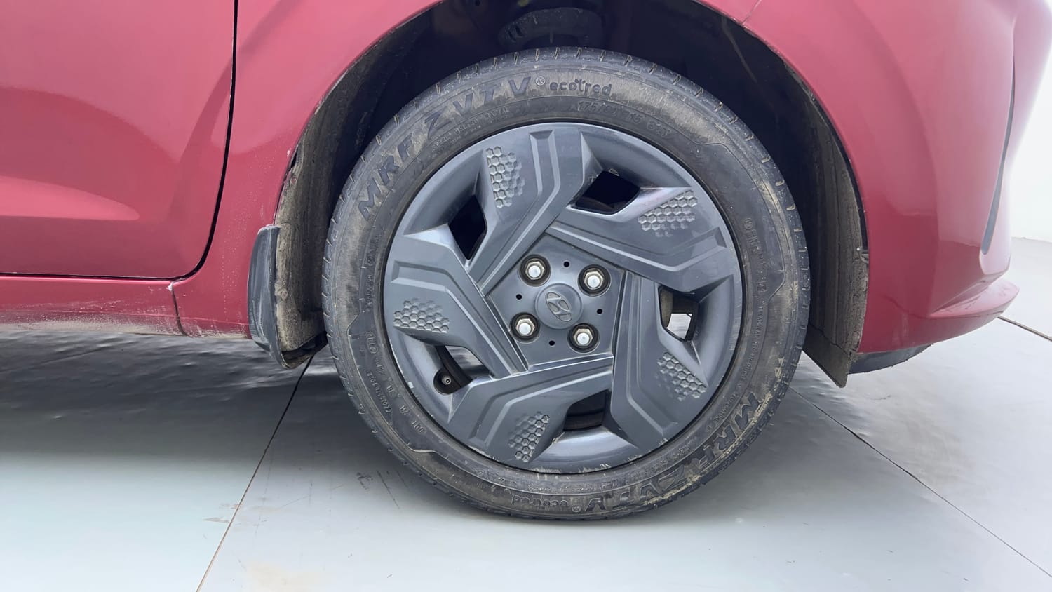 Used 2022 Hyundai Aura S 1.2 AMT Petrol Petrol Automatic tyres RIGHT FRONT TYRE RIM VIEW