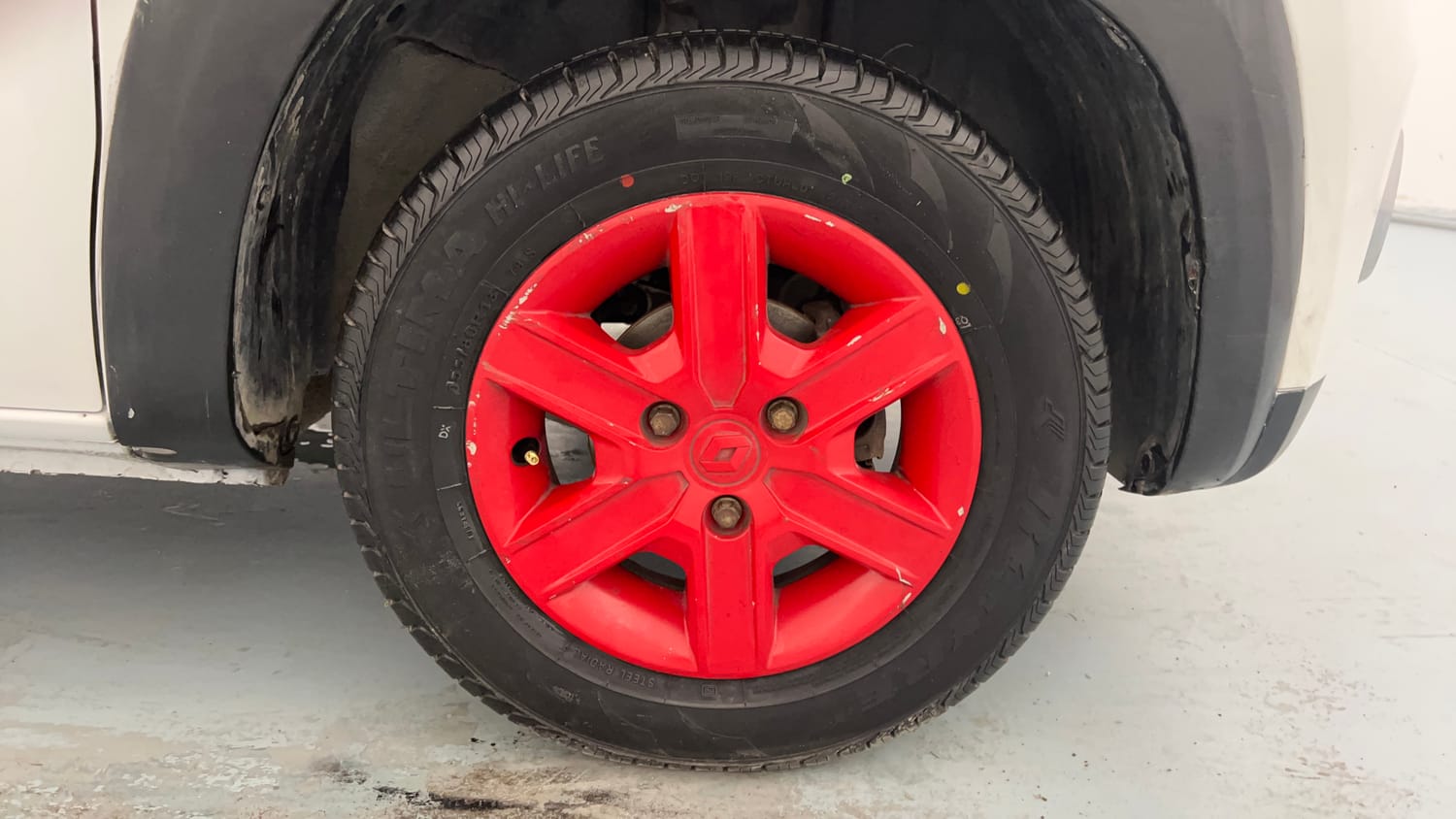 Used 2017 renault Kwid 1.0 RXT Anniversary Edition Petrol Manual tyres RIGHT FRONT TYRE RIM VIEW