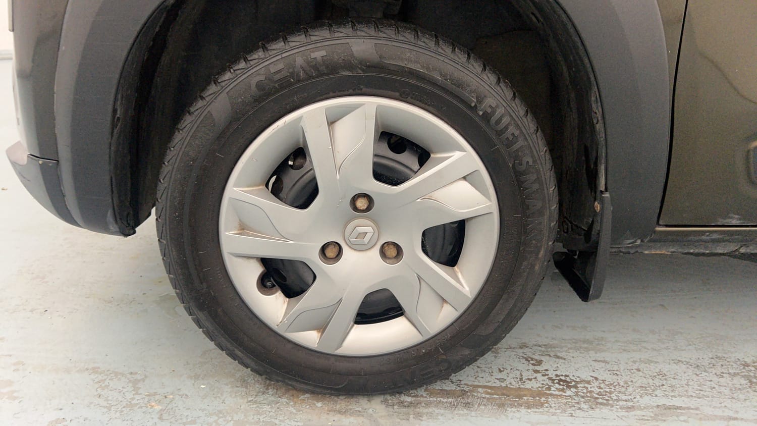 Used 2020 Renault Kwid 1.0 RXT Opt Petrol Manual tyres LEFT FRONT TYRE RIM VIEW