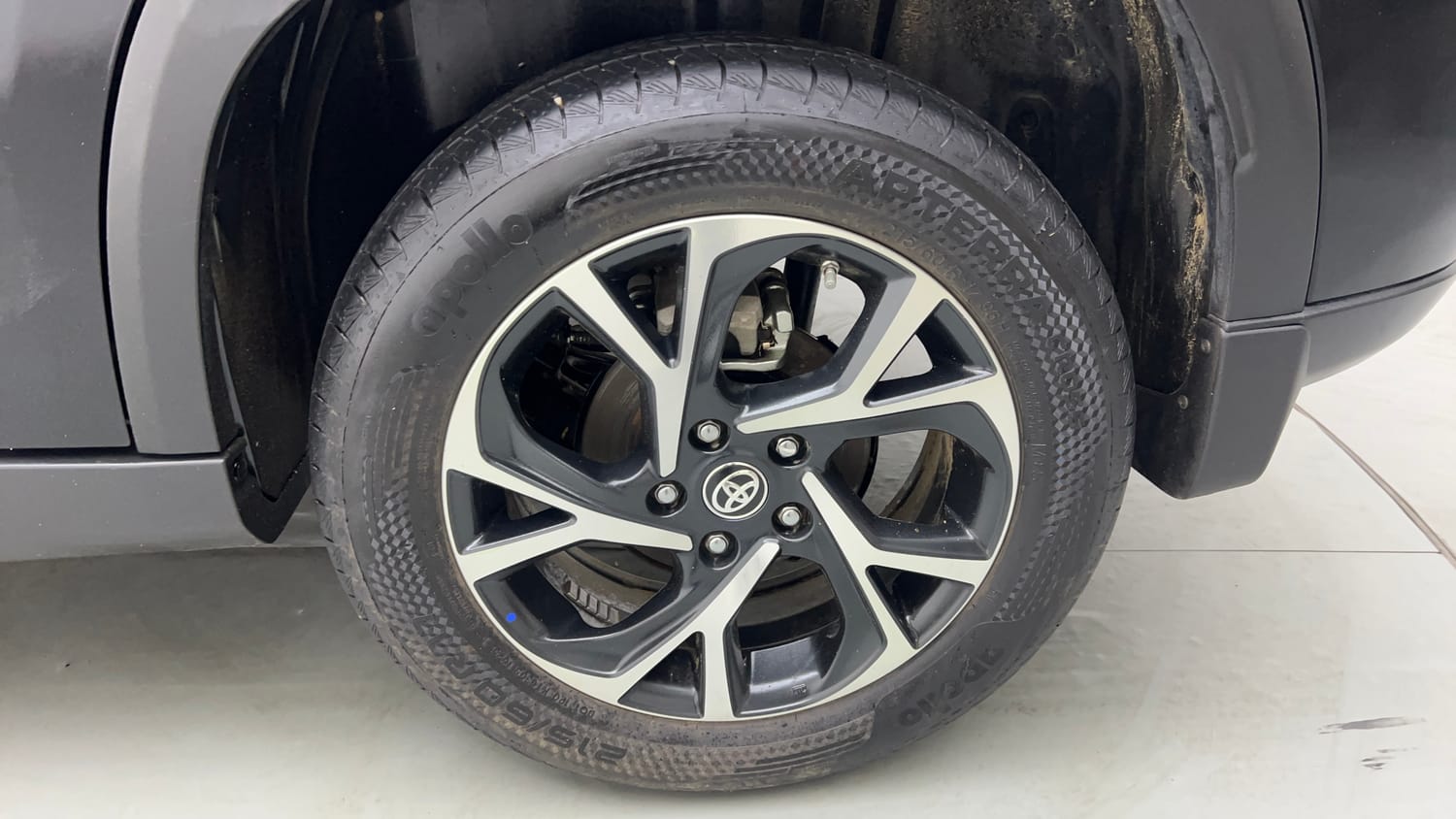 Used 2025 Toyota Urban Cruiser Hyryder V Hybrid Hybrid Automatic tyres LEFT REAR TYRE RIM VIEW