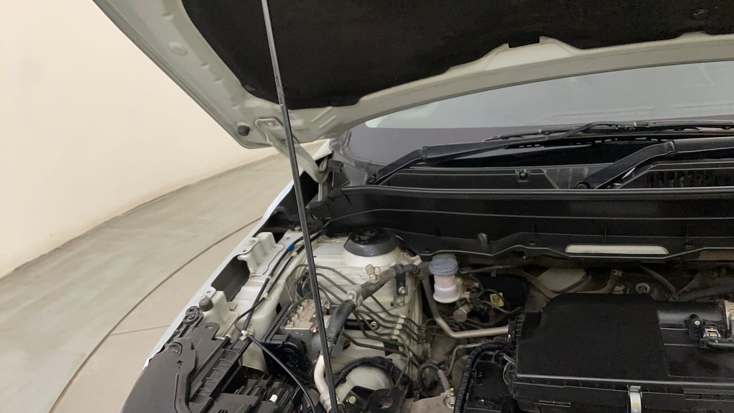 Used 2023 Maruti Suzuki Brezza ZXI AT Petrol Automatic engine ENGINE RIGHT SIDE HINGE & APRON VIEW