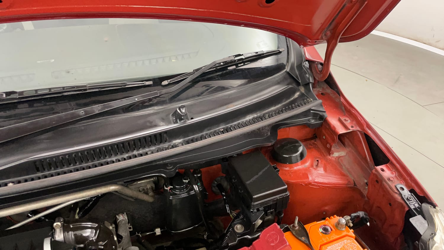 Used 2015 Maruti Suzuki Celerio VXi AMT Petrol Automatic engine ENGINE LEFT SIDE HINGE & APRON VIEW