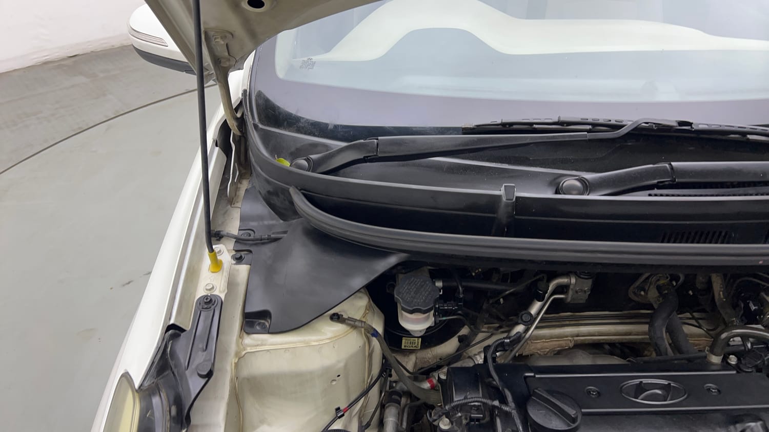 Used 2015 Hyundai Elite i20 Asta 1.2 Petrol Manual engine ENGINE RIGHT SIDE HINGE & APRON VIEW