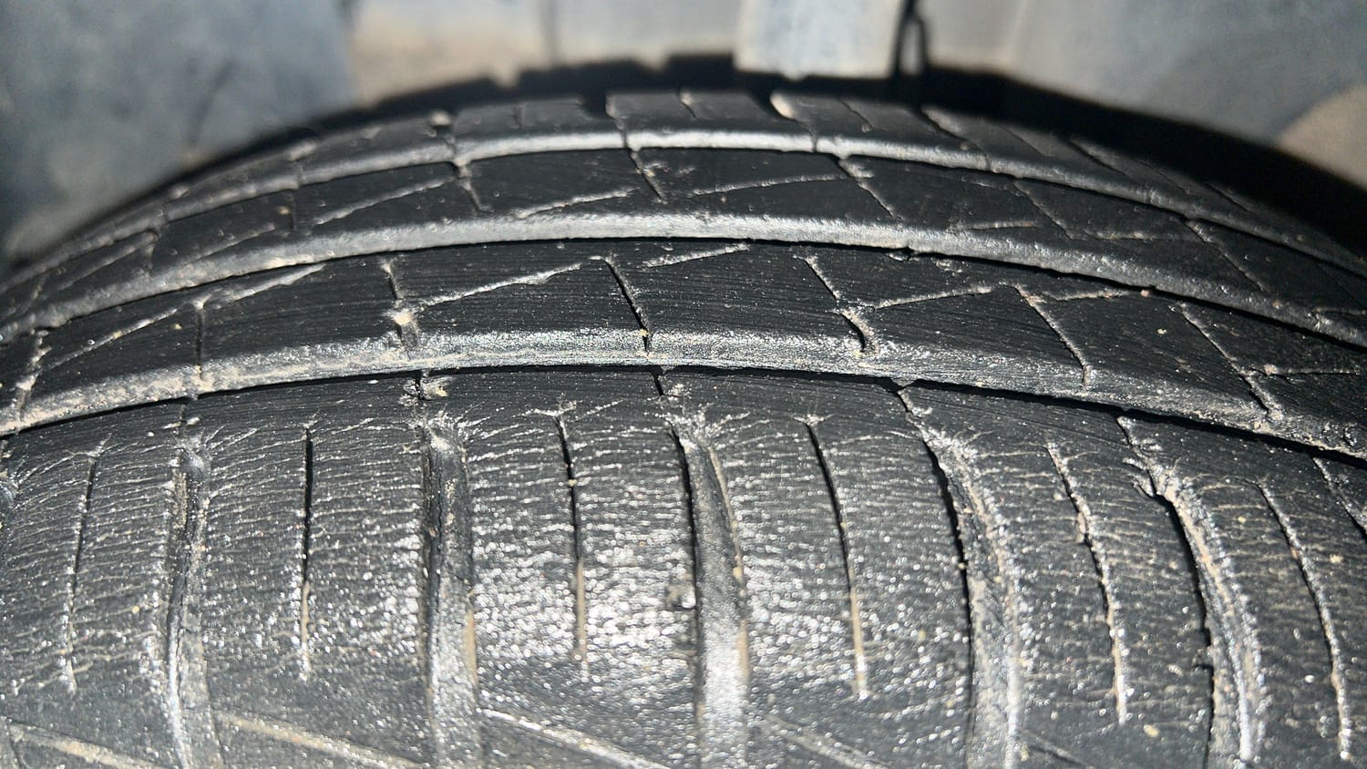 Used 2020 Renault Kwid 1.0 RXT Opt Petrol Manual tyres LEFT FRONT TYRE TREAD VIEW