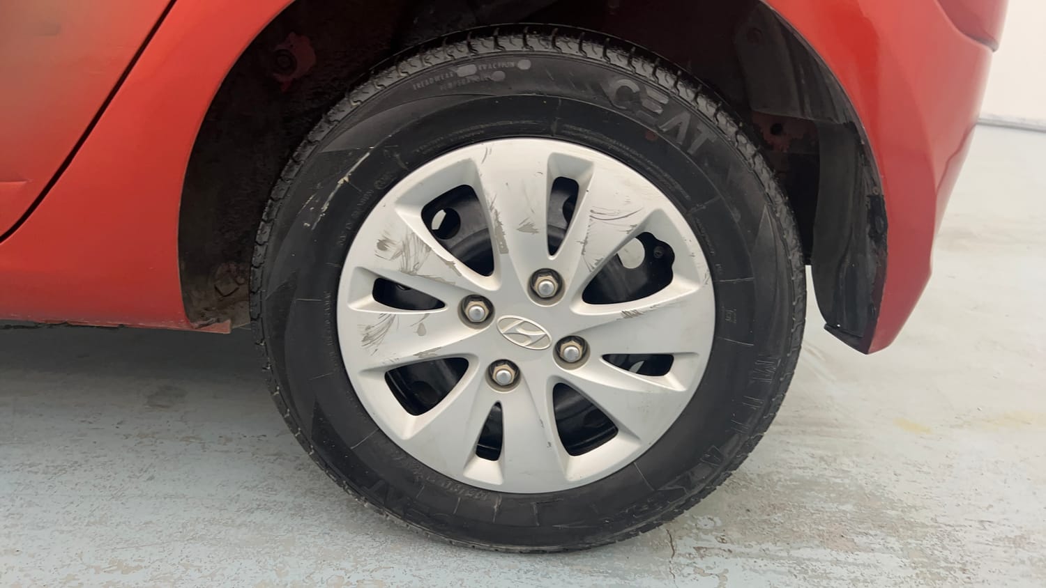 Used 2013 Hyundai i10 Magna 1.1 iRDE2 Petrol Manual tyres LEFT REAR TYRE RIM VIEW