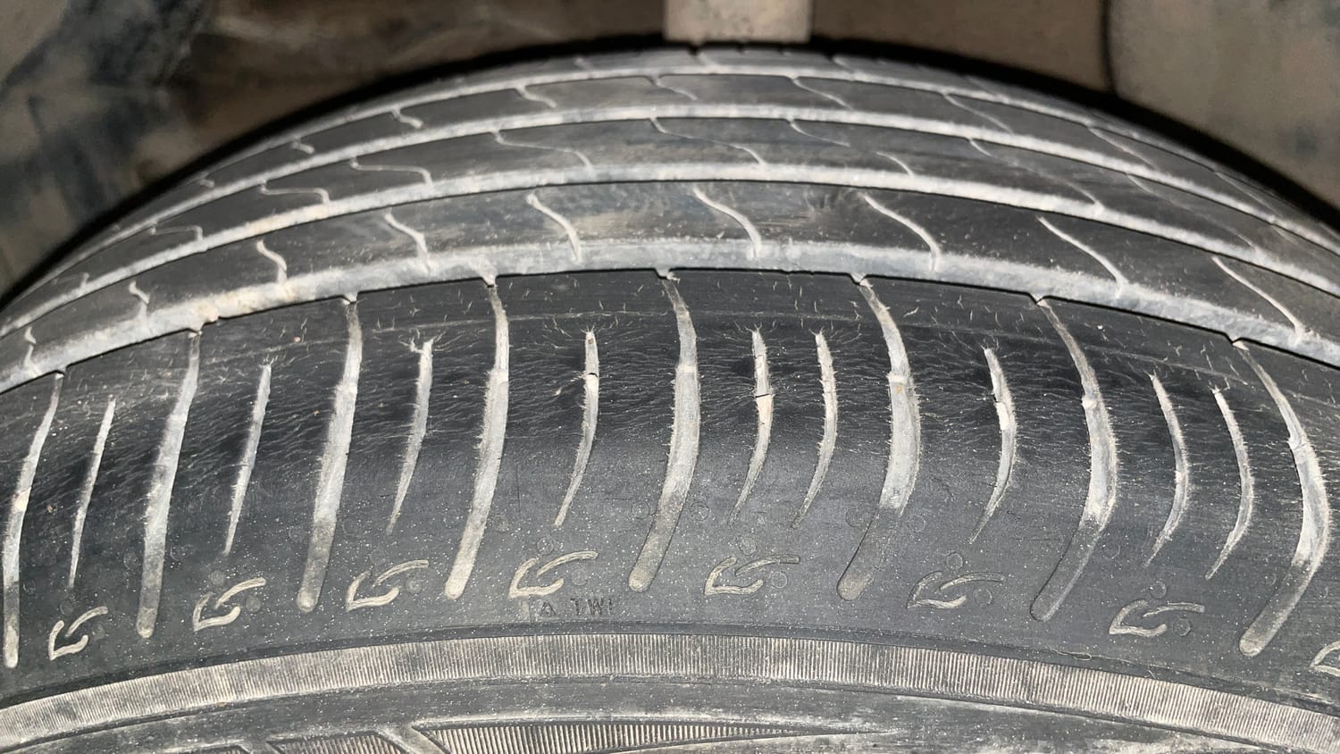 Used 2023 Maruti Suzuki Brezza ZXI AT Petrol Automatic tyres LEFT FRONT TYRE TREAD VIEW