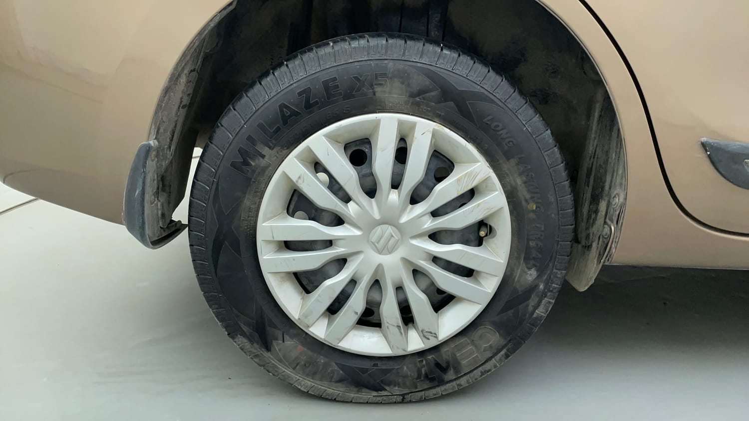Used 2018 Maruti Suzuki Dzire VXi Petrol Automatic tyres RIGHT REAR TYRE RIM VIEW