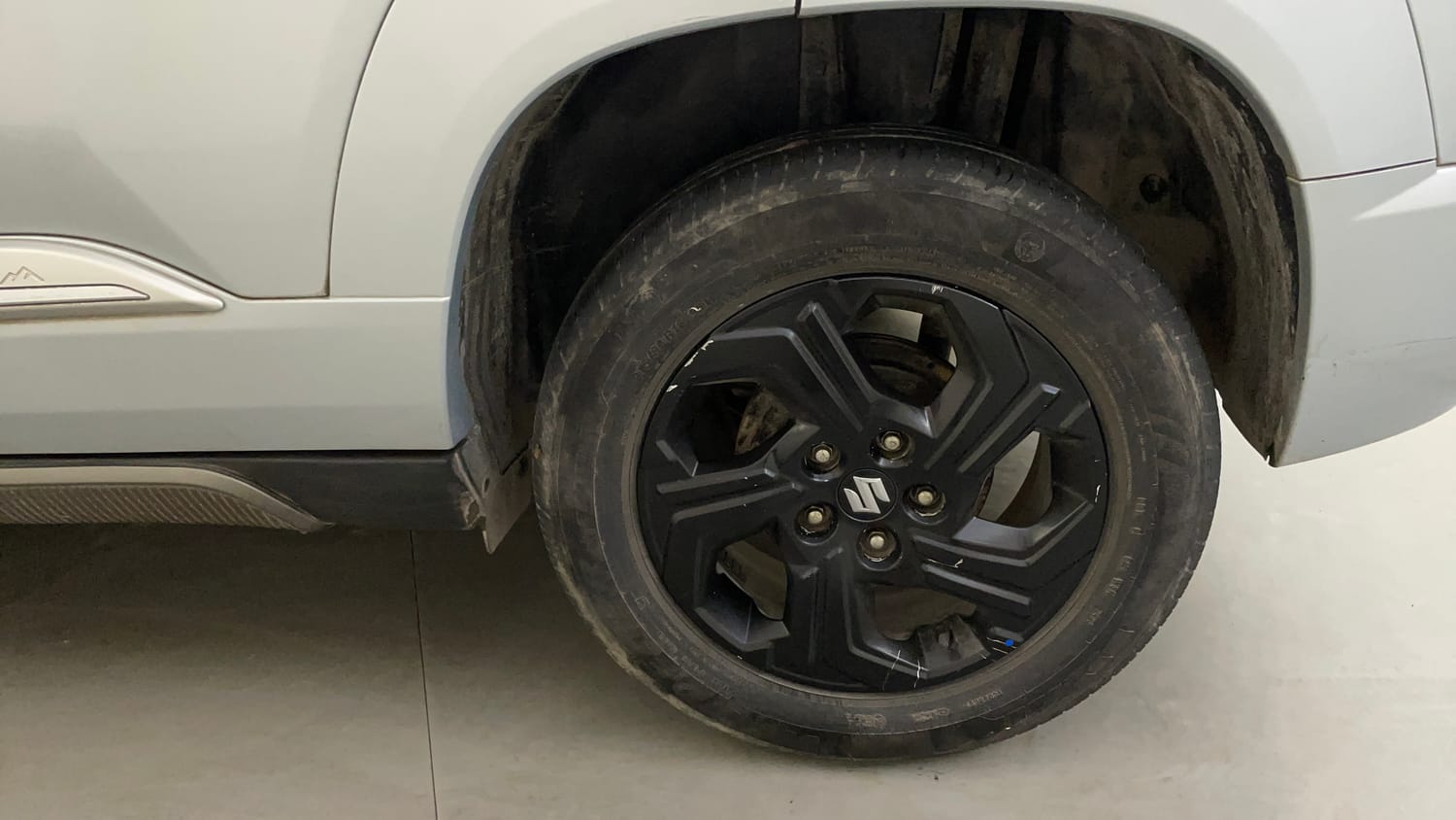 Used 2023 Maruti Suzuki Brezza ZXI AT Petrol Automatic tyres LEFT REAR TYRE RIM VIEW