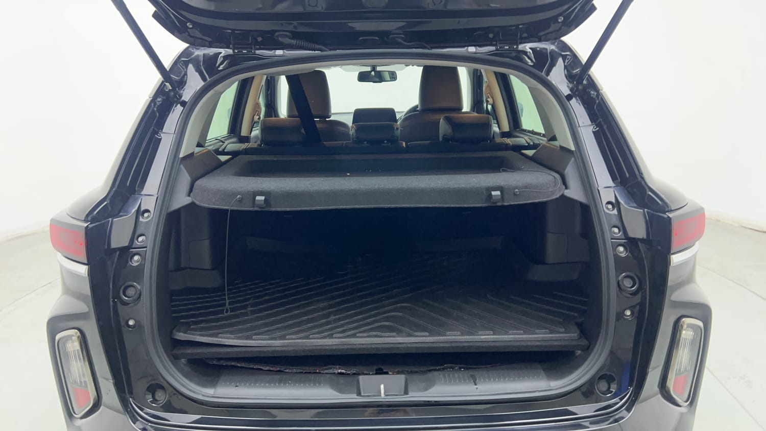Used 2025 Toyota Urban Cruiser Hyryder V Hybrid Hybrid Automatic interior DICKY INSIDE VIEW