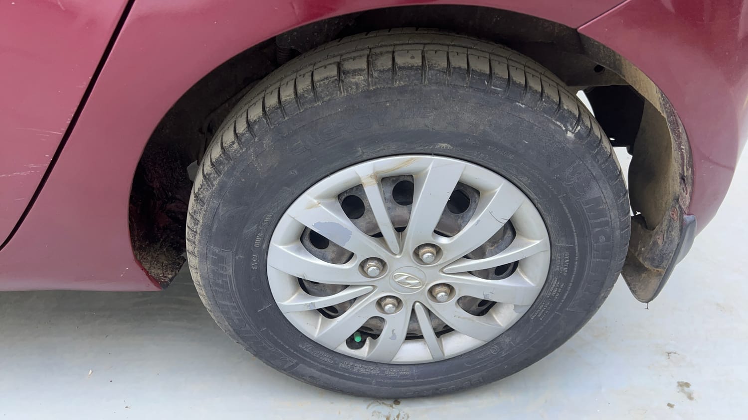 Used 2015 Hyundai i10 Sportz 1.1 iRDE2 Petrol Manual tyres LEFT REAR TYRE RIM VIEW