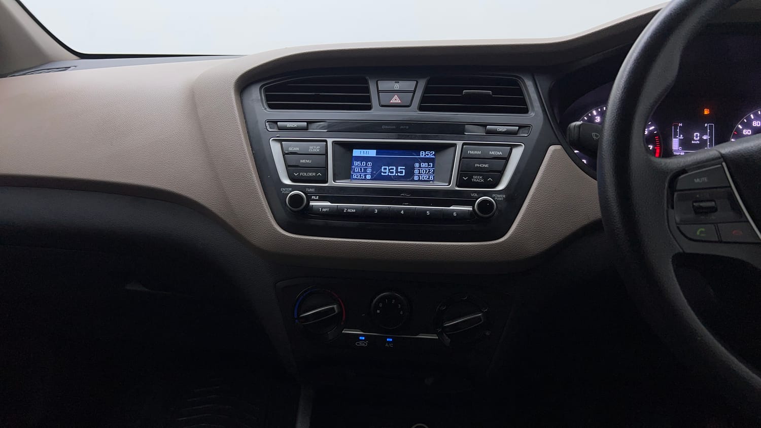 Used 2016 Hyundai Elite i20 Magna 1.2 Petrol Manual top_features Integrated (in-dash) music system