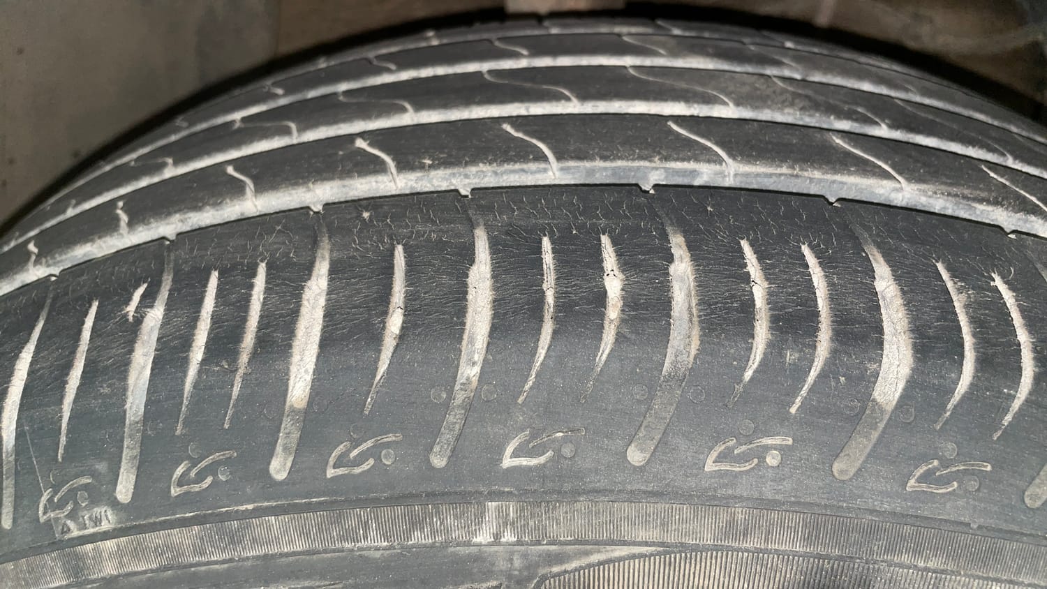 Used 2023 Maruti Suzuki Brezza ZXI AT Petrol Automatic tyres RIGHT FRONT TYRE TREAD VIEW