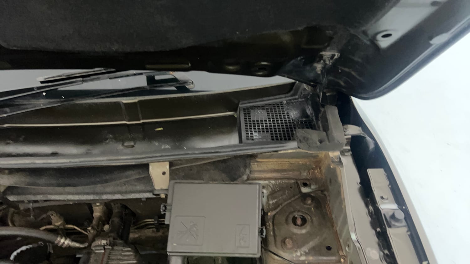 Used 2020 Renault Kwid 1.0 RXT Opt Petrol Manual engine ENGINE LEFT SIDE HINGE & APRON VIEW