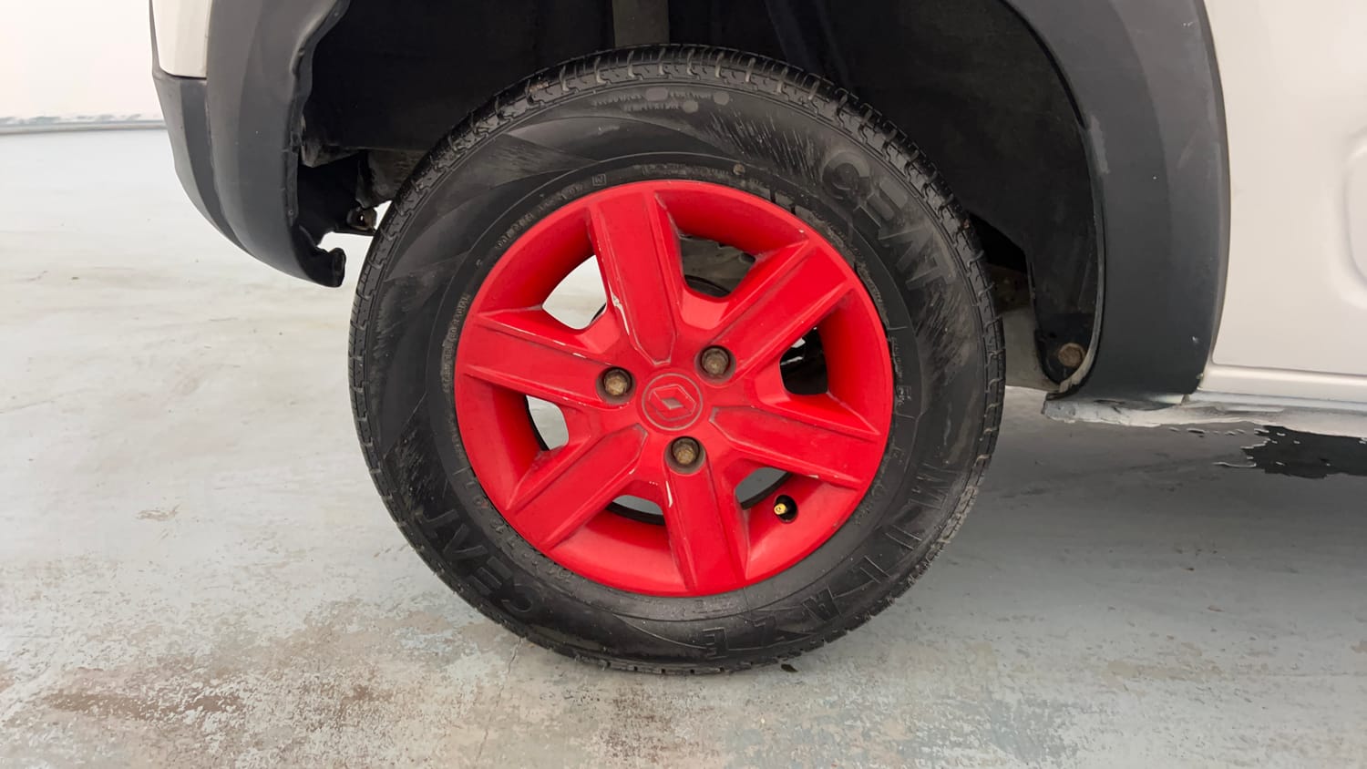Used 2017 renault Kwid 1.0 RXT Anniversary Edition Petrol Manual tyres RIGHT REAR TYRE RIM VIEW