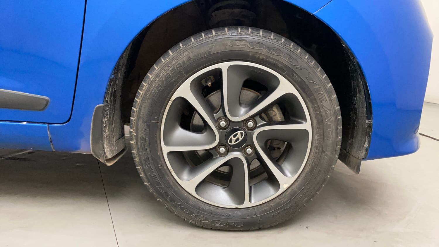Used 2018 Hyundai Grand i10 Sportz AT 1.2 Kappa VTVT Petrol Automatic tyres RIGHT FRONT TYRE RIM VIEW