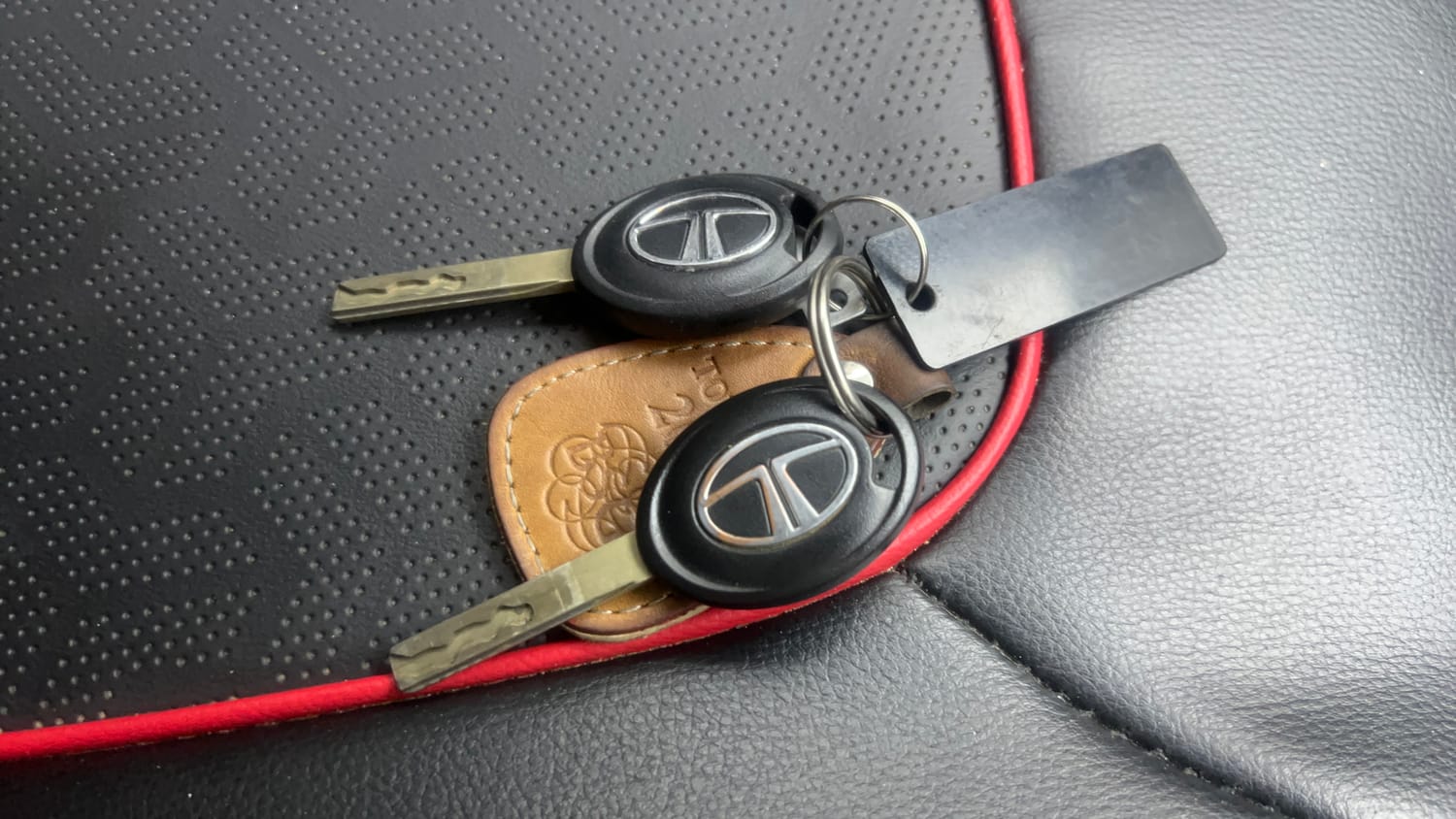 Used 2025 Tata Punch Pure MT Petrol Manual extra CAR KEY VIEW