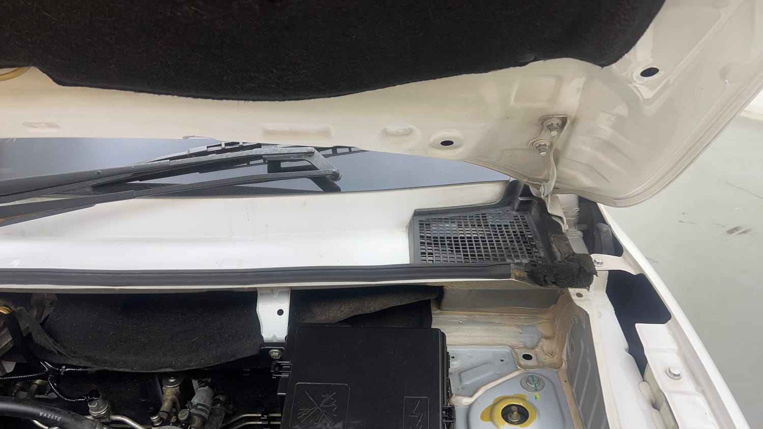 Used 2020 Renault Kwid RXT 1.0 Opt Petrol Manual engine ENGINE LEFT SIDE HINGE & APRON VIEW