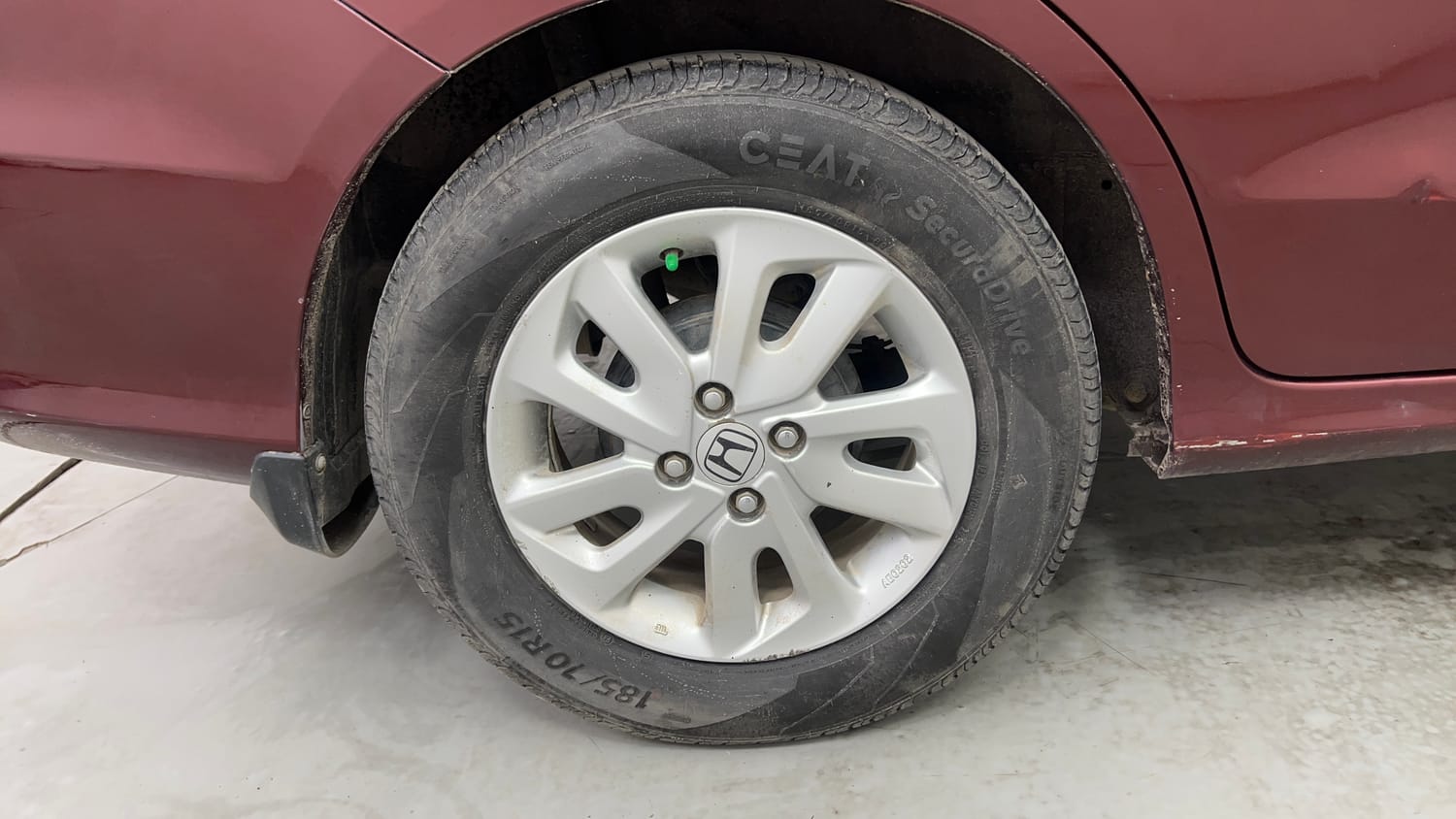 Used 2014 Honda Mobilio V (O) Petrol Petrol Manual tyres RIGHT REAR TYRE RIM VIEW