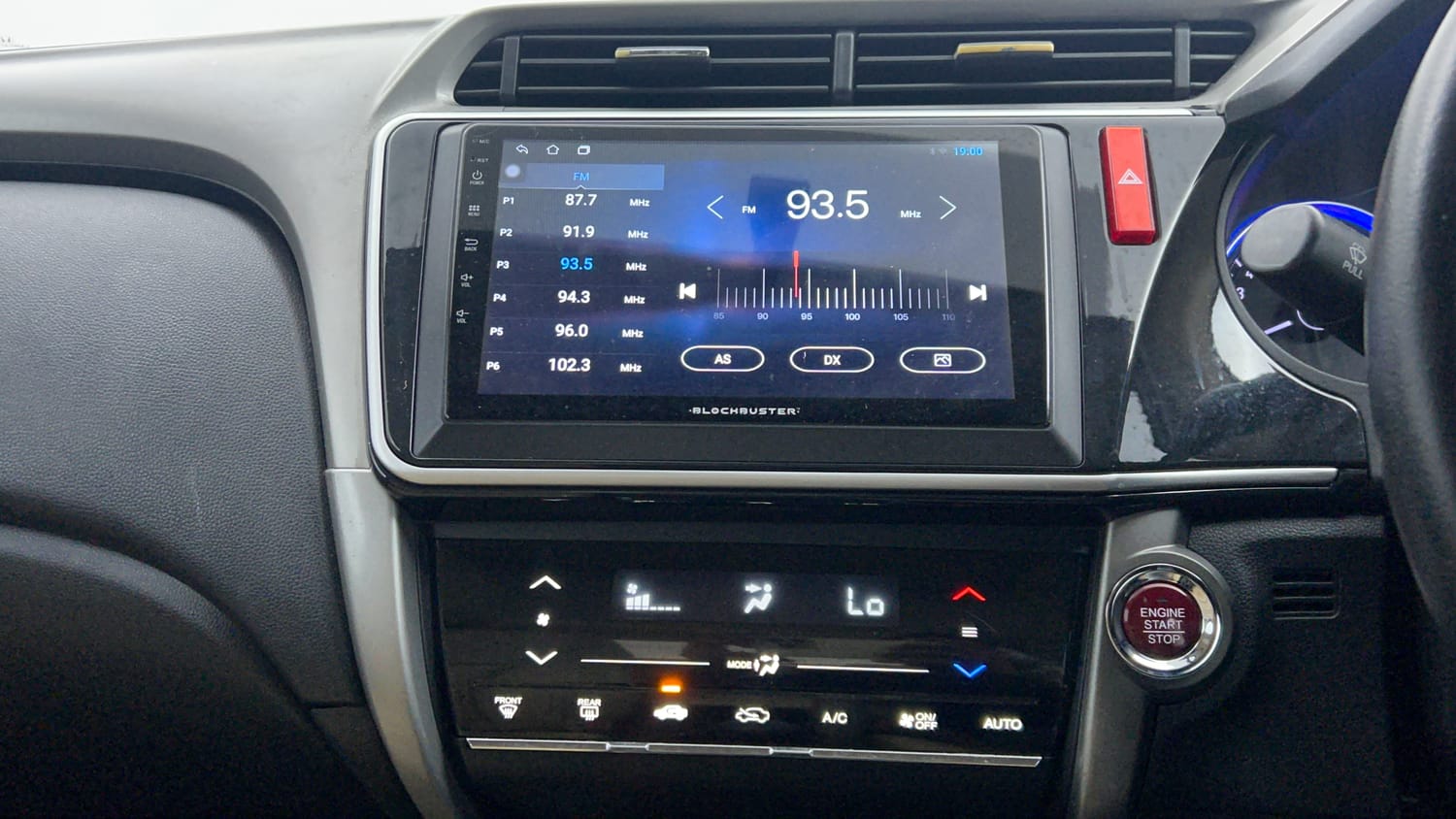 Used 2016 Honda City VX Petrol Manual interior MUSIC SYSTEM & AC CONTROL VIEW
