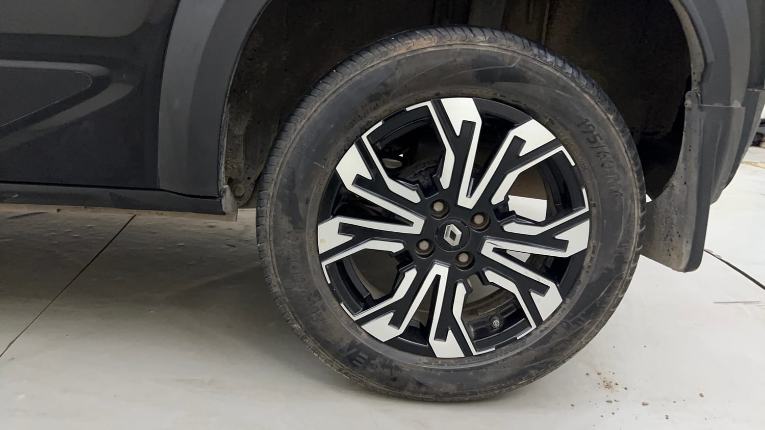 Used 2023 Renault Kiger RXT (O) AMT Petrol Automatic tyres LEFT REAR TYRE RIM VIEW