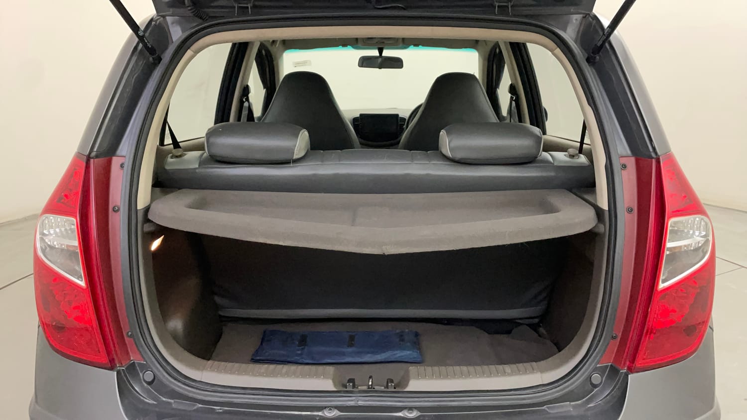 Used 2012 Hyundai i10 Sportz 1.2 Kappa2 Petrol Manual interior DICKY INSIDE VIEW