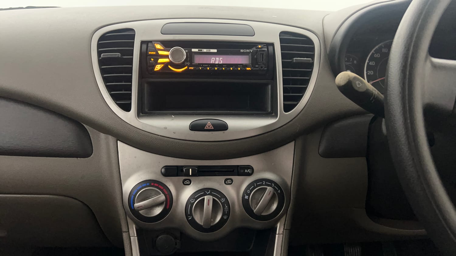 Used 2013 Hyundai i10 Magna 1.1 iRDE2 Petrol Manual interior MUSIC SYSTEM & AC CONTROL VIEW