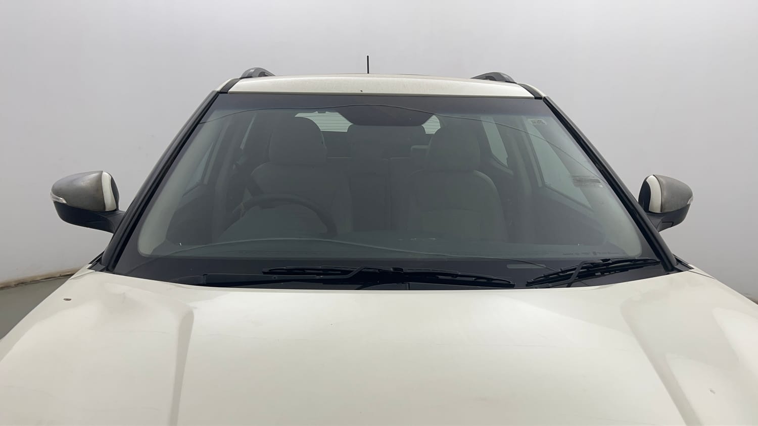 Used 2022 Mahindra XUV 300 W8 (O) 1.5 Diesel Diesel Manual exterior FRONT WINDSHIELD VIEW