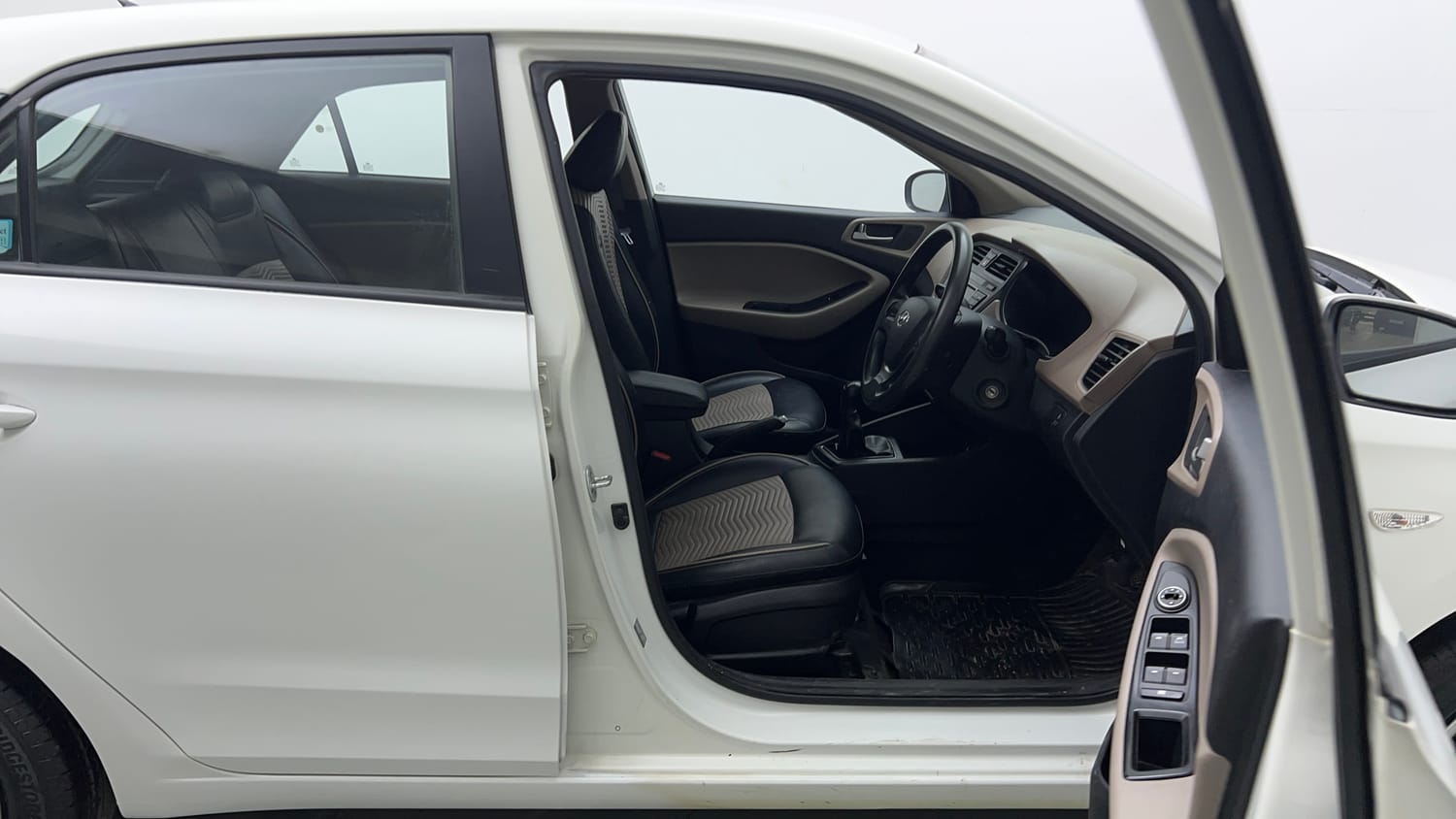 Used 2016 Hyundai Elite i20 Magna 1.2 Petrol Manual interior RIGHT SIDE FRONT DOOR CABIN VIEW