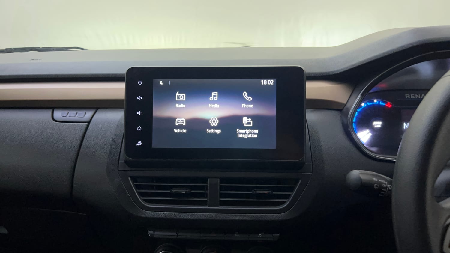Used 2023 Renault Kiger RXT (O) AMT Petrol Automatic top_features Integrated (in-dash) music system